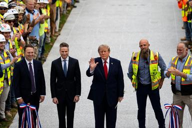 Trump, messaggio a Putin? 'Mettere fine alla guerra'