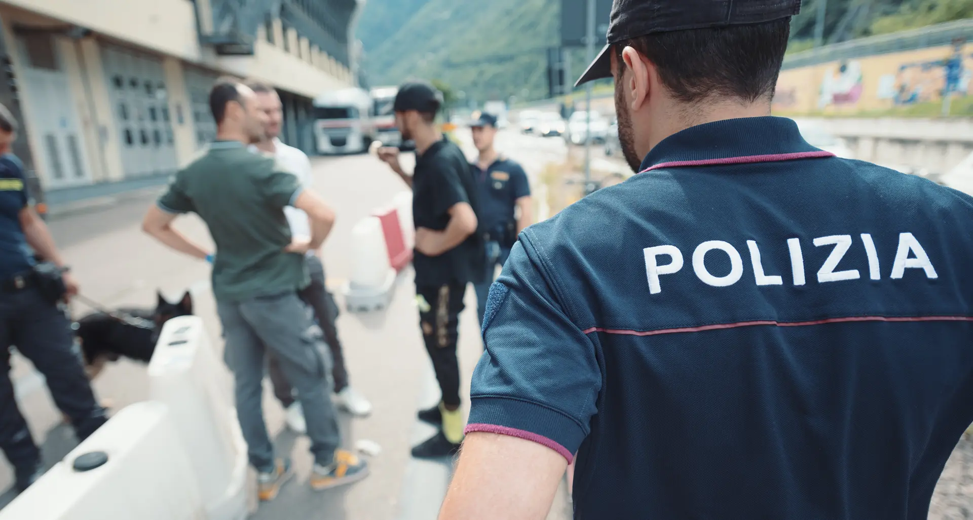 Aggredisce e minaccia una coppia che lo aveva sorpreso a rubare delle bici