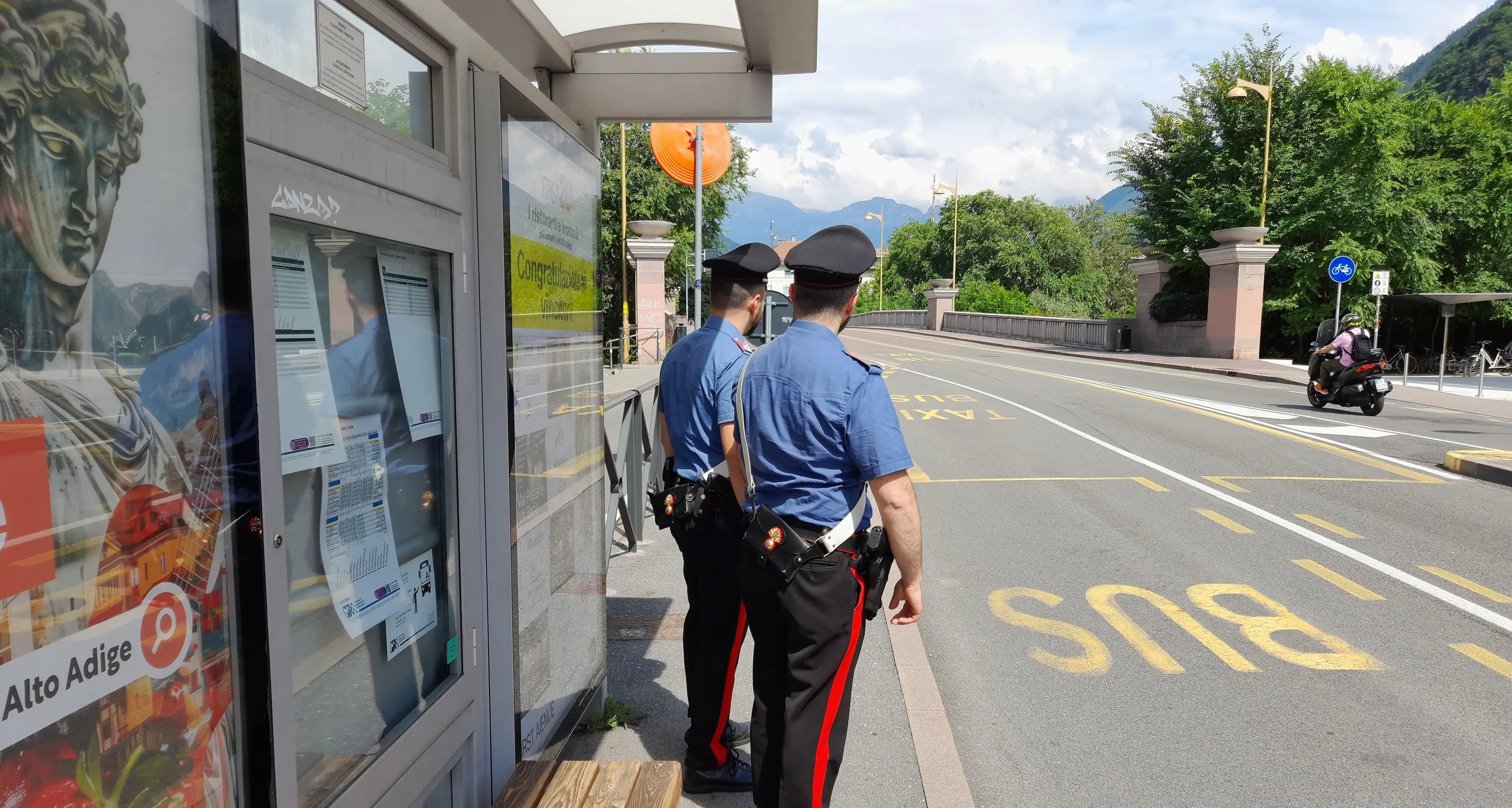 Sotto effetto di sostanze, aggredisce i carabinieri sul bus a Terlano: arrestato