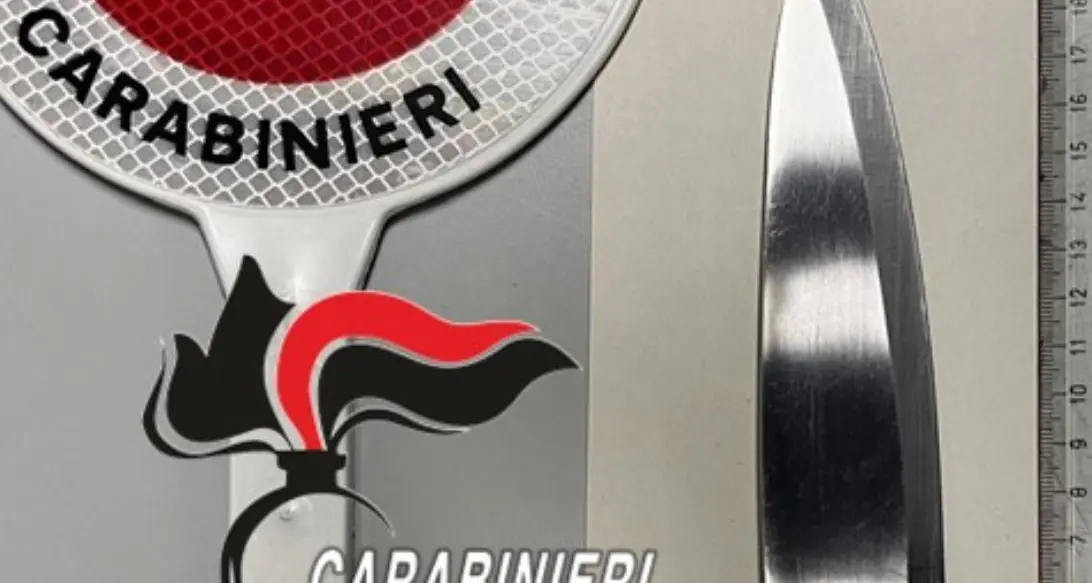 Caldaro, donna minaccia i carabinieri con un coltello: fermata con il Taser