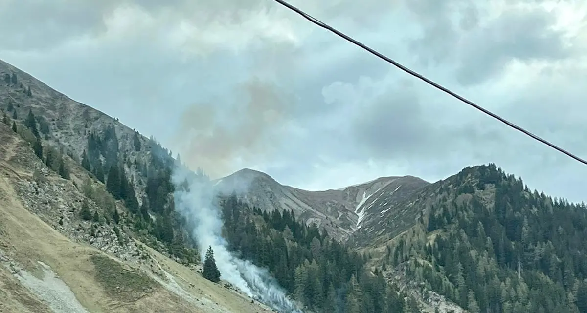 Incendio boschivo in val Sarentino, in corso l’intervento dei pompieri
