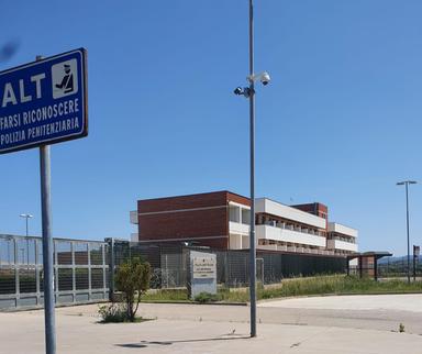 Incendio nel carcere di Sassari, detenuto muore carbonizzato