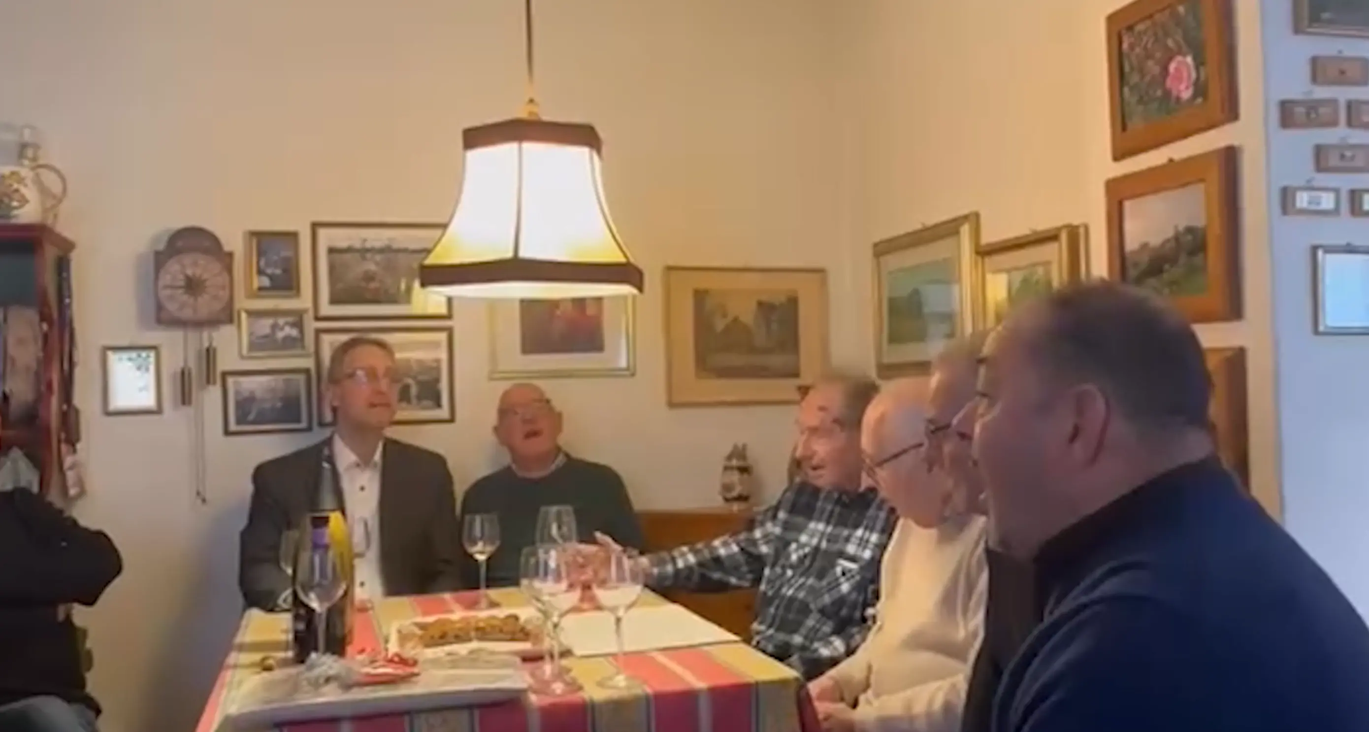 Il coro della Sat festeggia... cantando i 100 anni di Lino Zanotelli