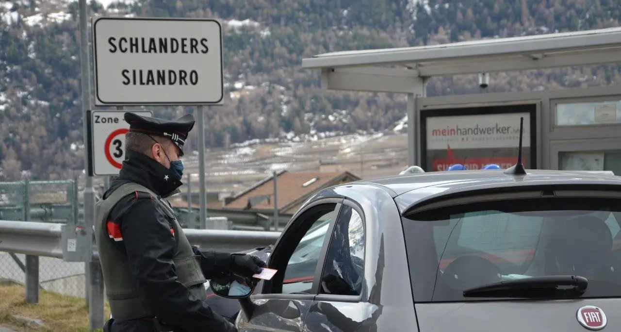 Fermato sulla statale dello Stelvio con un berretto da carabiniere in auto: denunciato un giovane svizzero