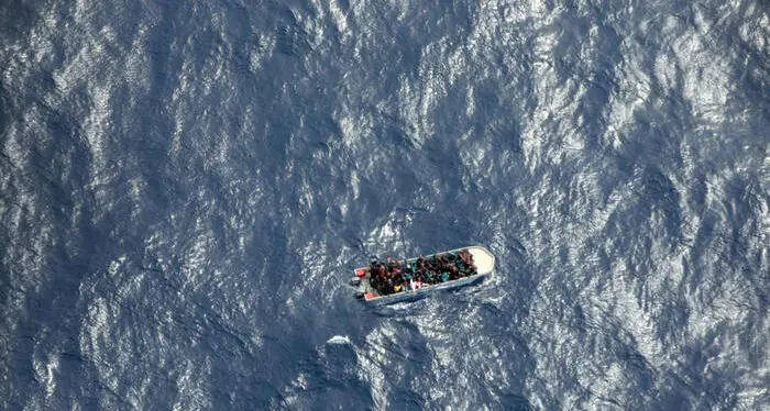 Alarm Phone: segnalati annegamenti sul barcone alla deriva al largo della Libia