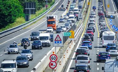 Nuovo rialzo dei prezzi carburanti, self benzina a 1,989 euro, gasolio a 2,087