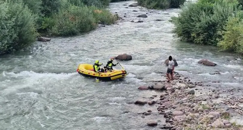 Resta bloccato su un isolotto del Talvera, messo in salvo dai vigili del fuoco