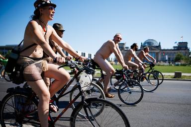 In cinquecento nudi in bicicletta a Berlino, per la protezione del clima
