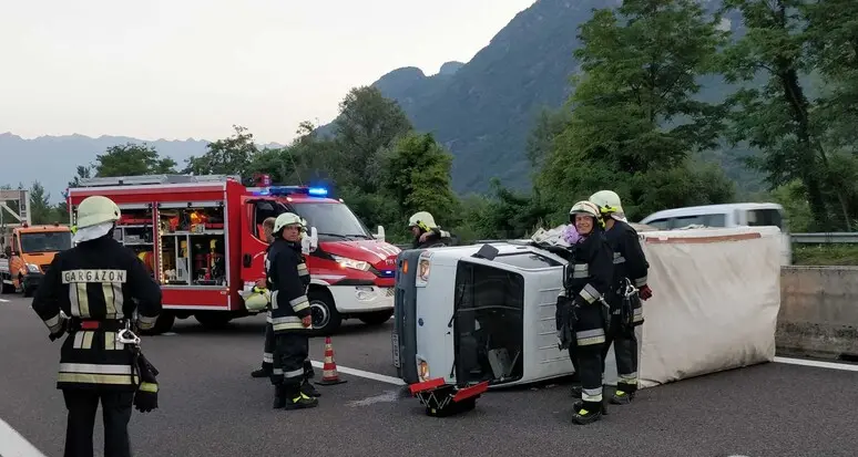 Incidente sulla MeBo, si ribalta il veicolo: ferita una donna di 51 anni