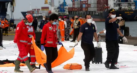 Aereo caduto in Indonesia, rinvenuti resti umani e detriti