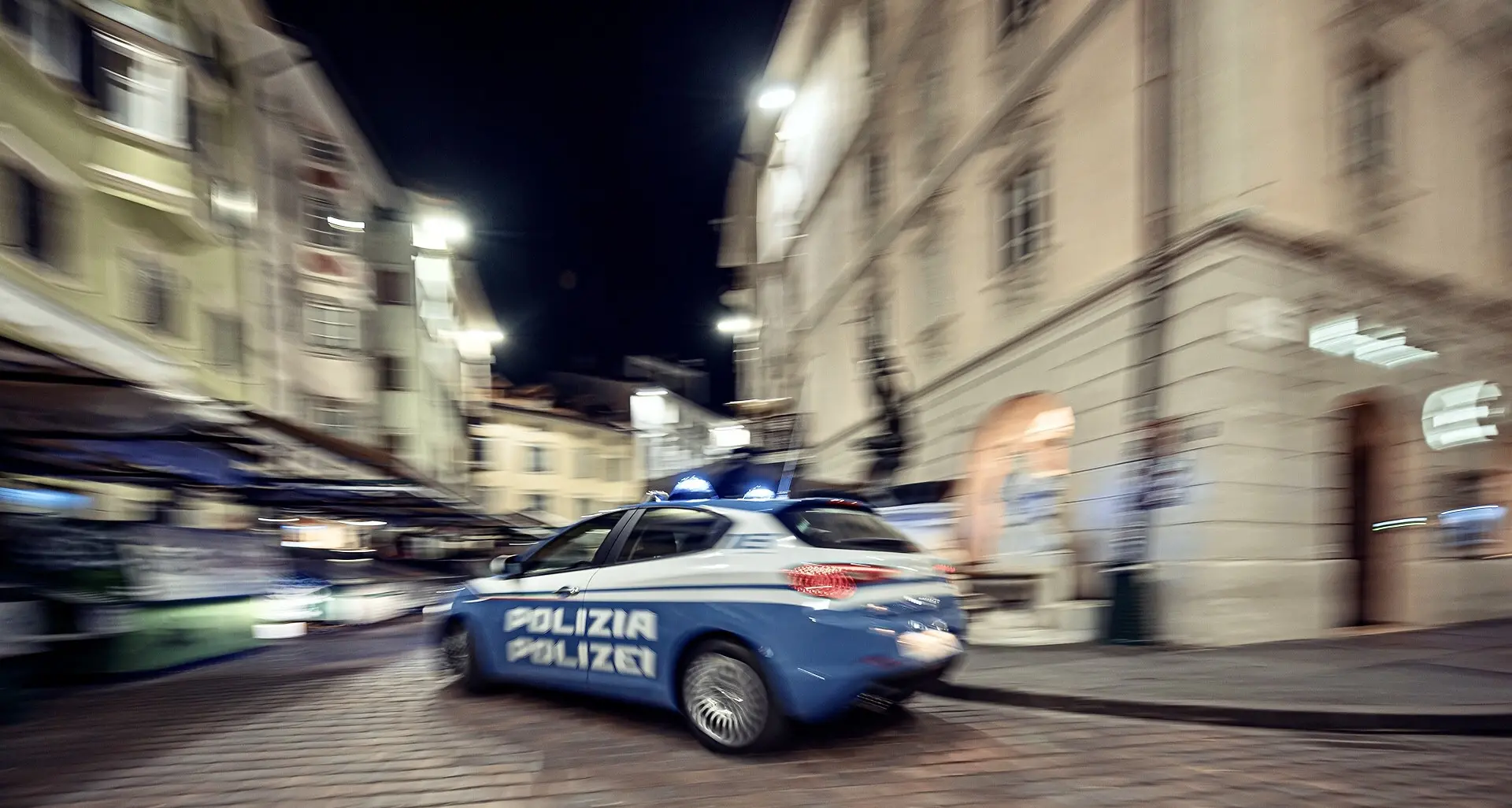 Bolzano, aggredisce e ferisce un poliziotto durante un controllo in piazza Erbe: bloccato con spray urticante e taser