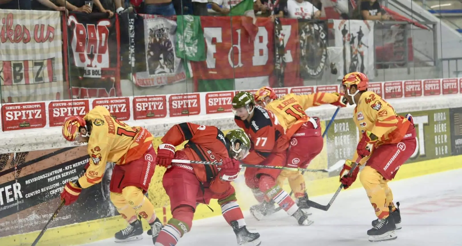 Il Bolzano batte l’ESVK per 3 a 2. Match interrotto per fumogeni