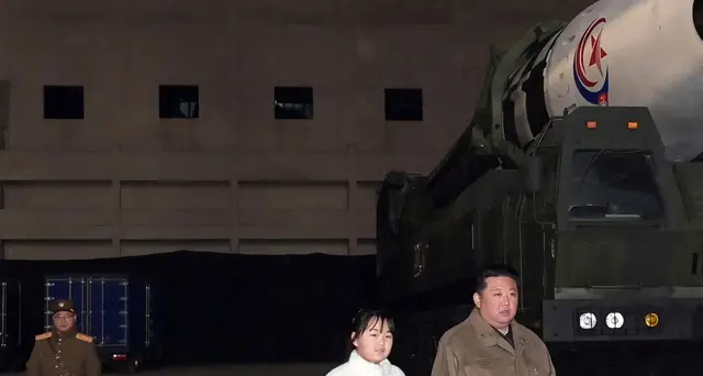Corea Nord: Kim ispeziona lancio missile Icbm con la figlia