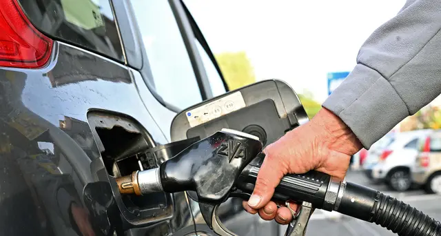 Benzina: Staffetta, al self service a 1,861 euro al litro