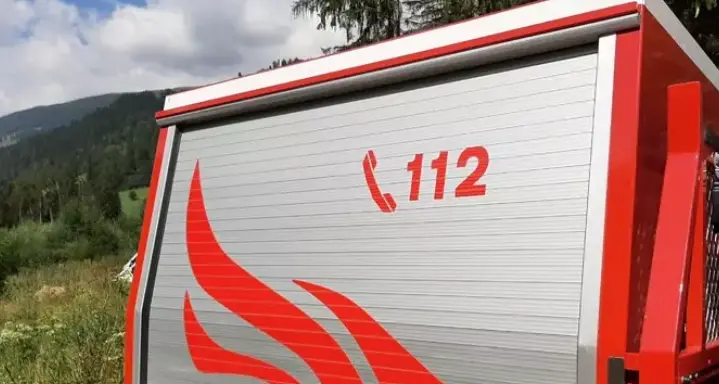 Incendiava le auto per poi assistere all’intervento dei pompieri: beccato