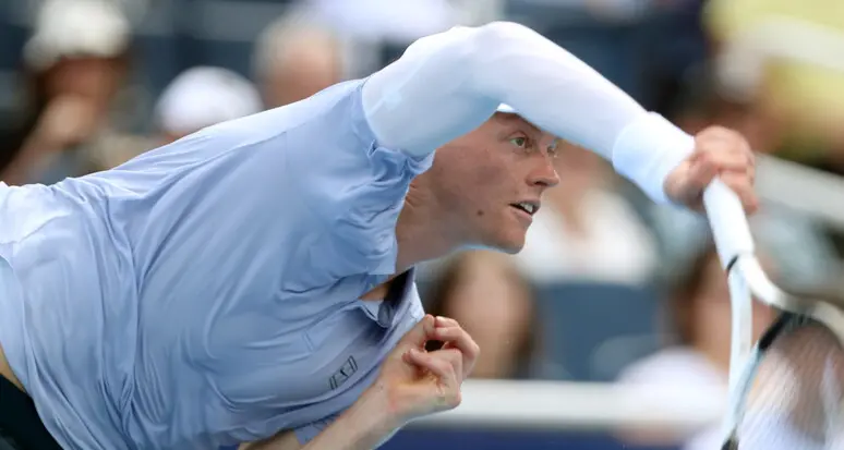 Jannik costretto al ritiro: a Cincinnati vince Alcaraz