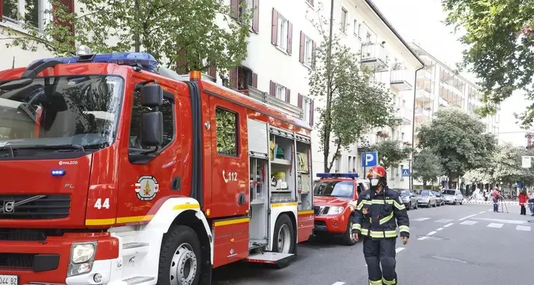 Fiamme in una una cabina di trasformazione a Bolzano: evacuato un condominio