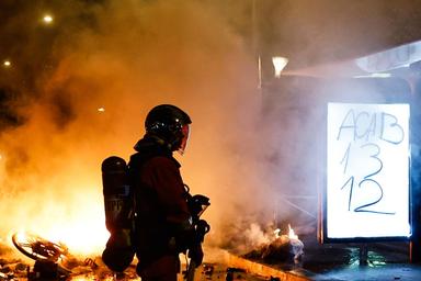 Parigi, anche stanotte coprifuoco per i minorenni fra République e Les Halles