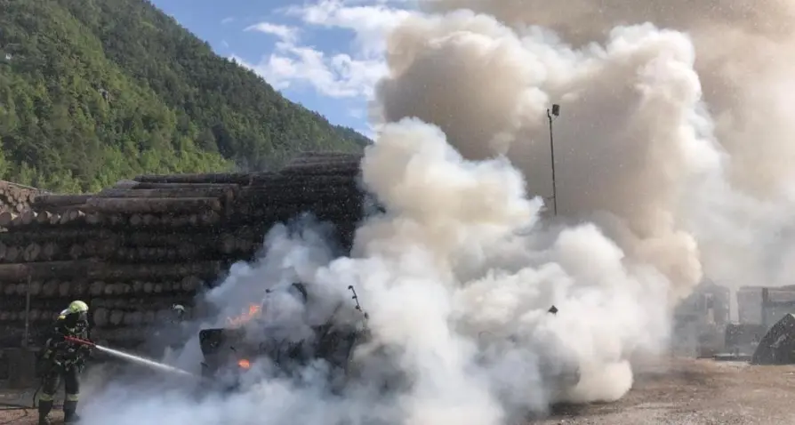 Ega, carrello elevatore in fiamme in una segheria