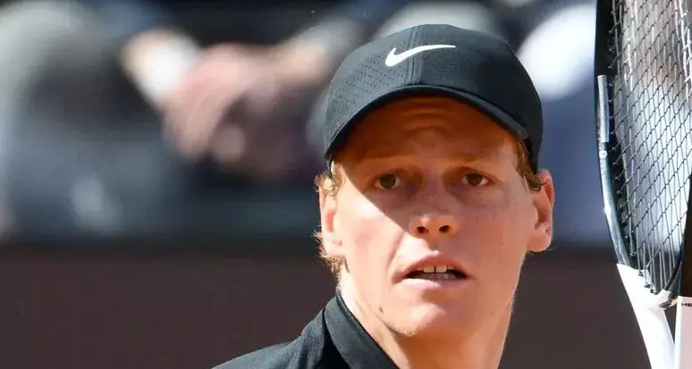 Sinner domina Rublev con un 6-2, 6-4 e accede alla semifinale