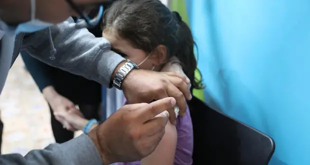 Covid: stabili i casi nei bambini, calano i ricoveri. Speranza: “L’addio al Green pass da valutare passo dopo passo”
