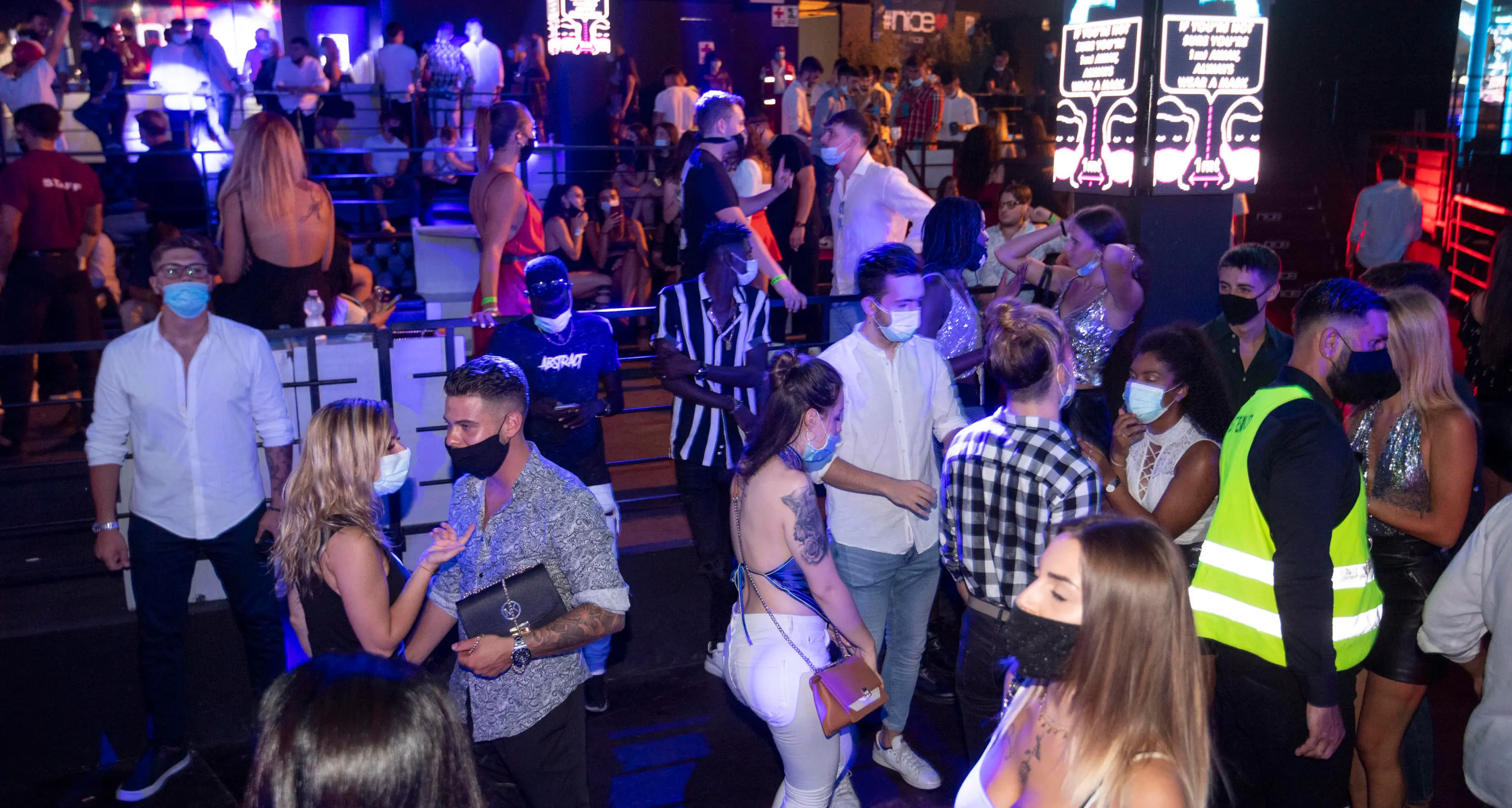 Il mondo delle discoteche lancia la proposta: «Organizziamo open day per vaccinare anche i giovani»