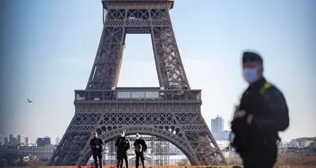 Orrore a Parigi, sgozzata a 12 anni e ritrovata in un baule