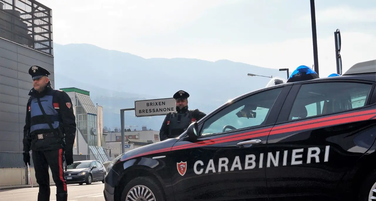 Bressanone, sfreccia con il suv e non si ferma all’alt dei carabinieri, poi scappa a casa e finge di essere a dormire