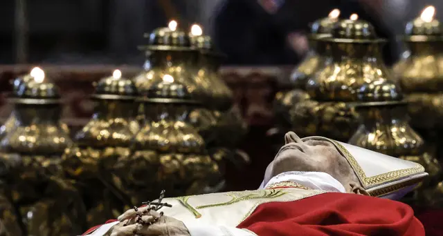 Ratzinger: 24 mila fedeli in Basilica da questa mattina
