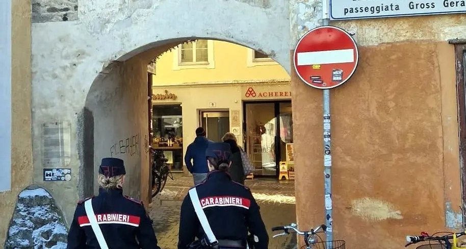 Furto di due e-bike a Brunico, i carabinieri denunciano un 20enne