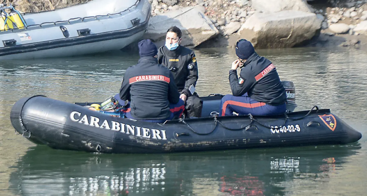 Indagini sul doppio omicidio: il fiume restituisce nuovi reperti