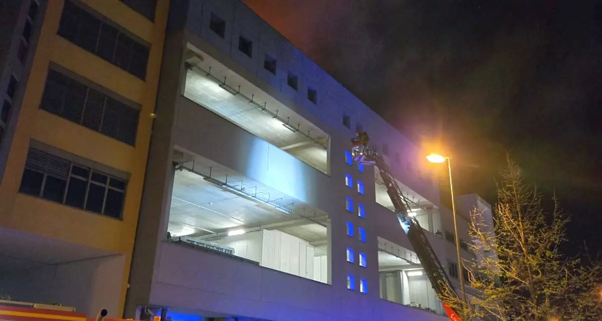 Bolzano, incendio in via Giotto: rogo in un deposito di batterie