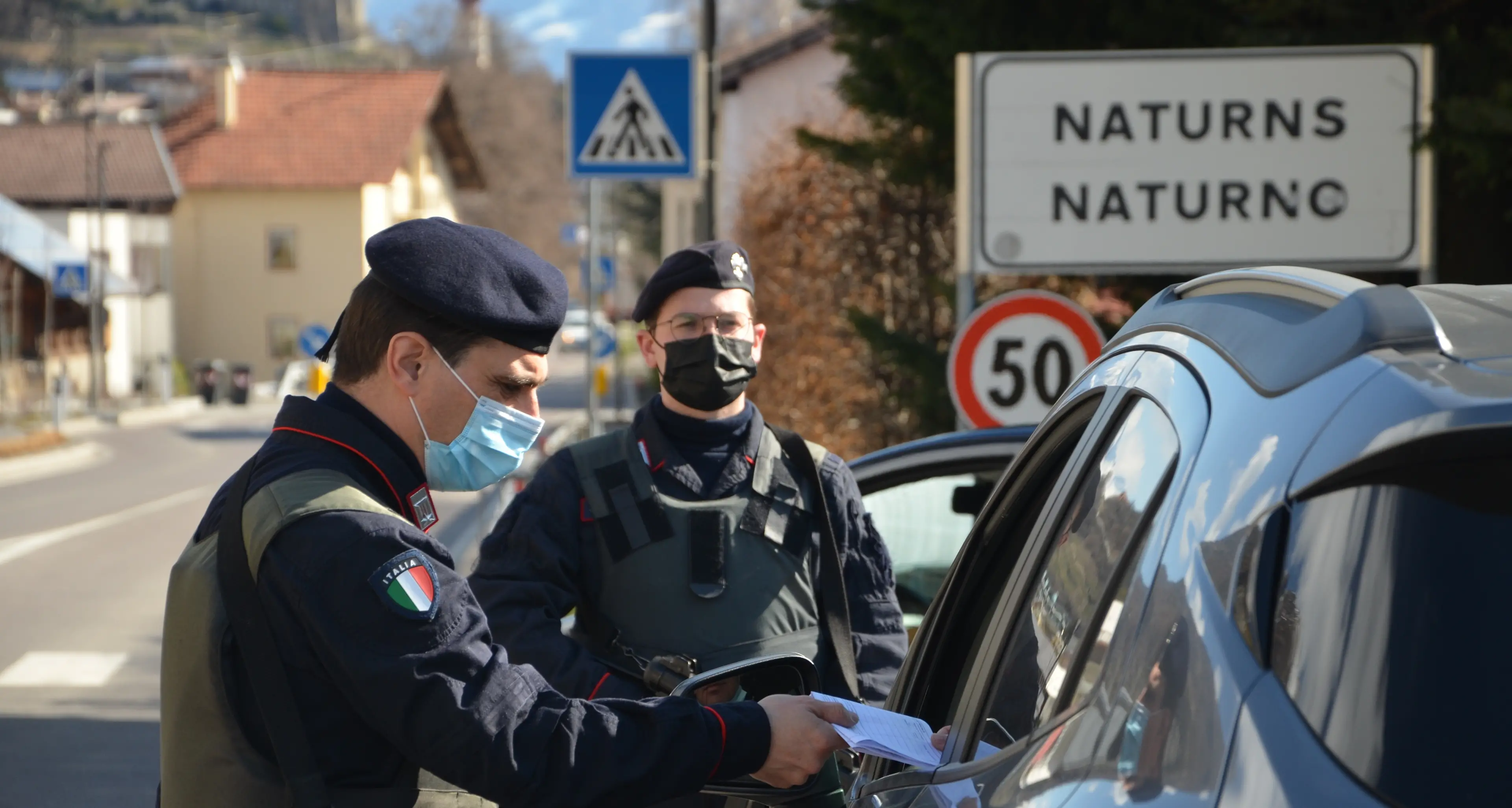 Ruba l’auto al datore di lavoro e chiede il riscatto dalla Bosnia