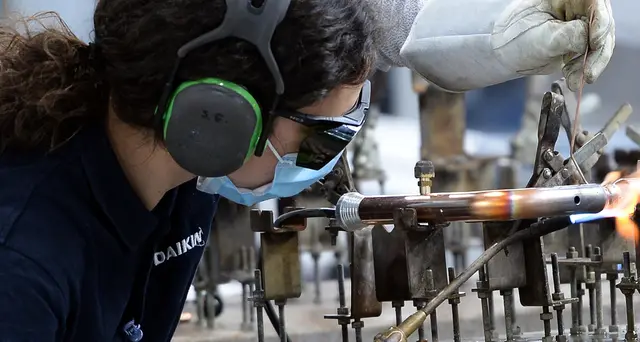 Industria: Istat, a maggio produzione -1,1%,su anno +3,4%