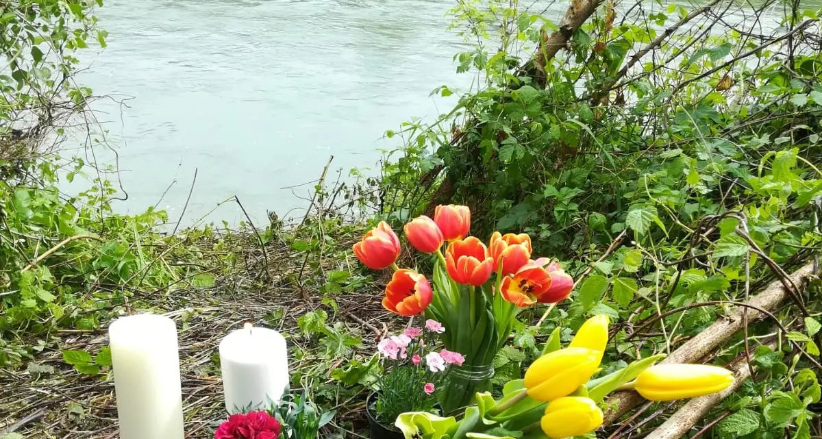 Fiori e candele dei familari per Peter lungo l’Adige: “Riposa in pace”
