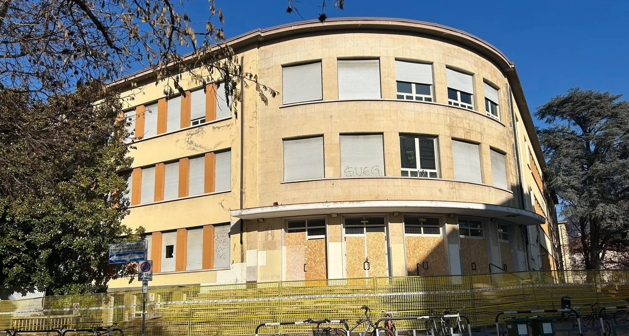 Cantieri “ostaggio” dell’amianto: ritardi al Polo e in via Novacella