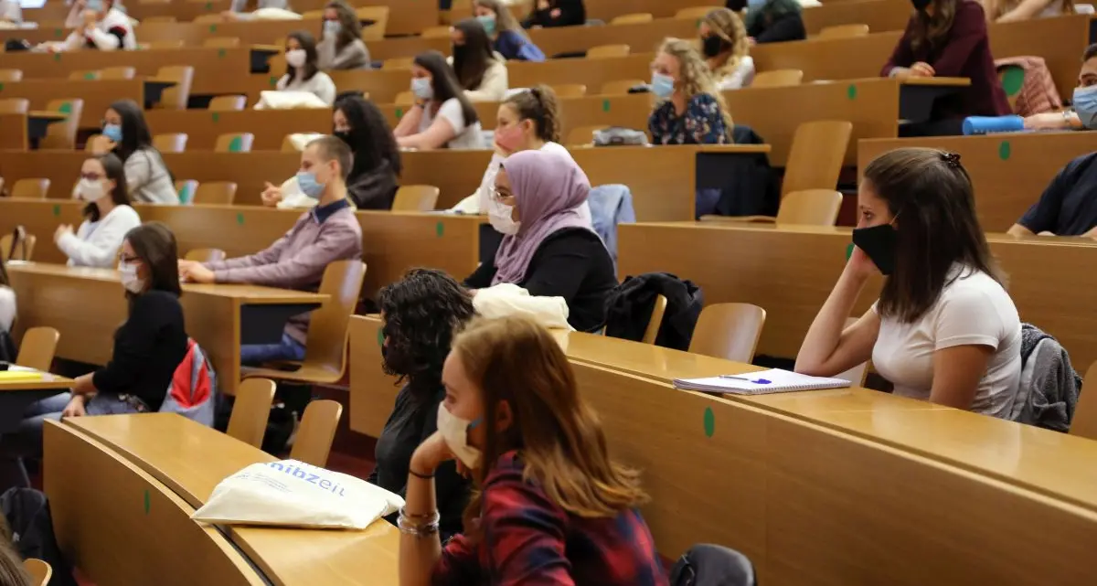Unibz, dimezzate le tasse per gli studenti