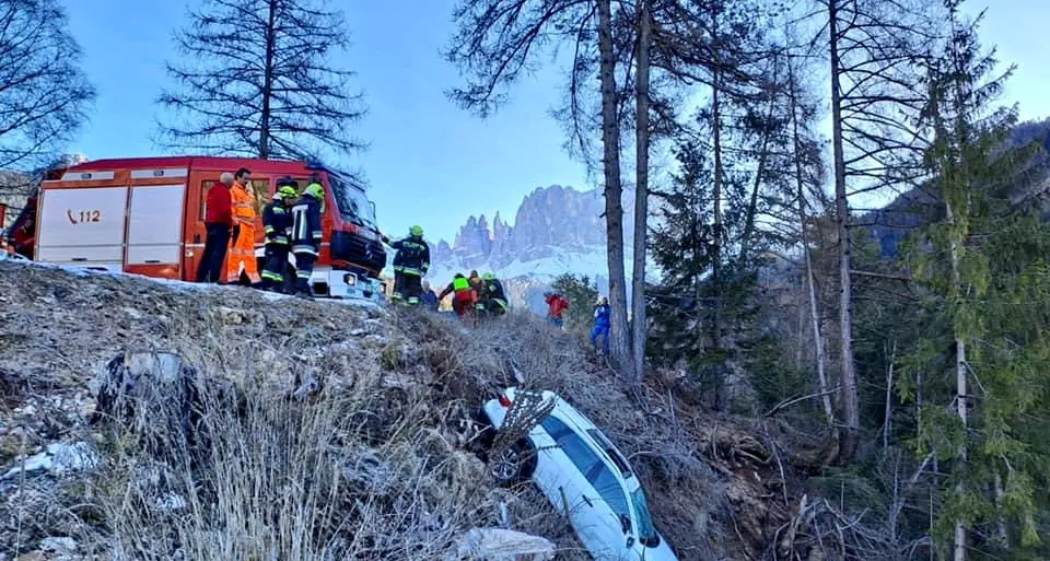 Precipita per 50 metri nel pendio: auto recuperata dai vigili del fuoco di Tires