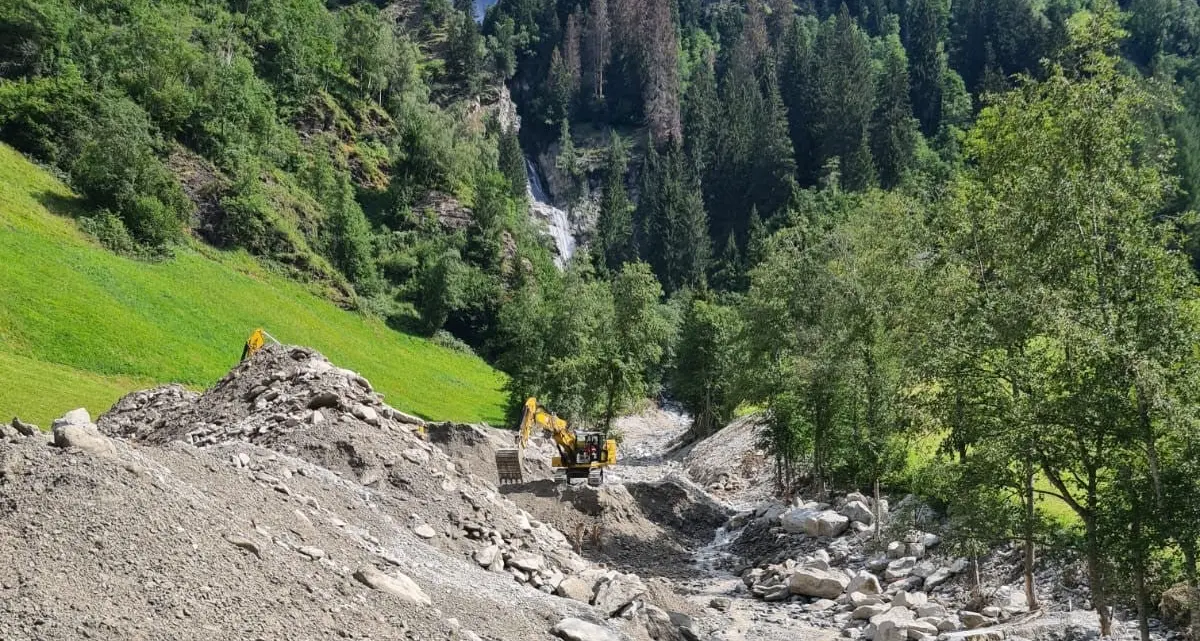 Maltempo, sgomberato dai detriti il letto del rio Cogolo a Fleres