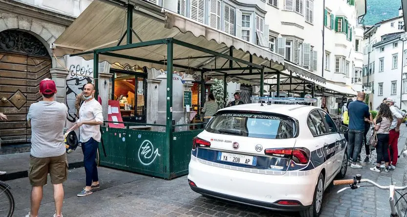 Bolzano, novità in piazza Erbe. Il comandante Ronchetti: «Accessi con il numero chiuso»