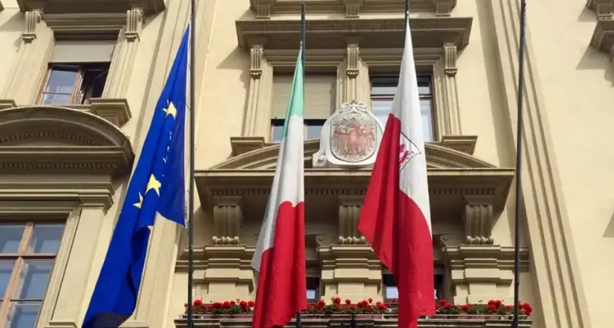 Scontro sul tricolore, Urzì attacca: «Non si tocca e non può essere subordinato ai gonfaloni degli enti locali»