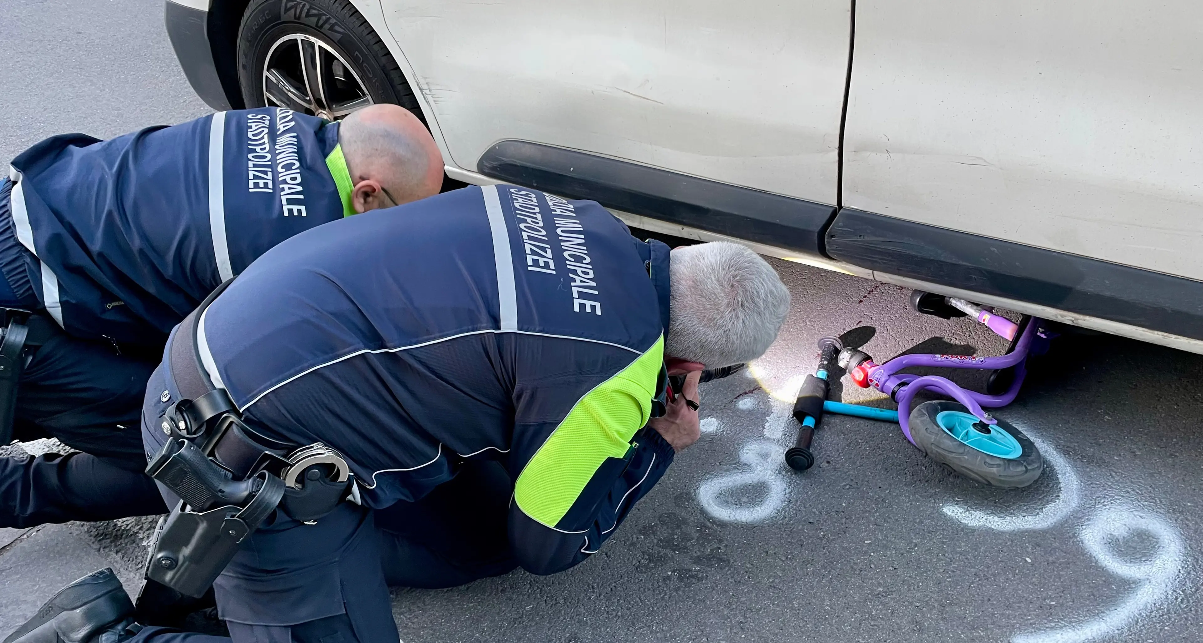 Bimbo di 3 anni in bicicletta investito da un furgone in via Parma
