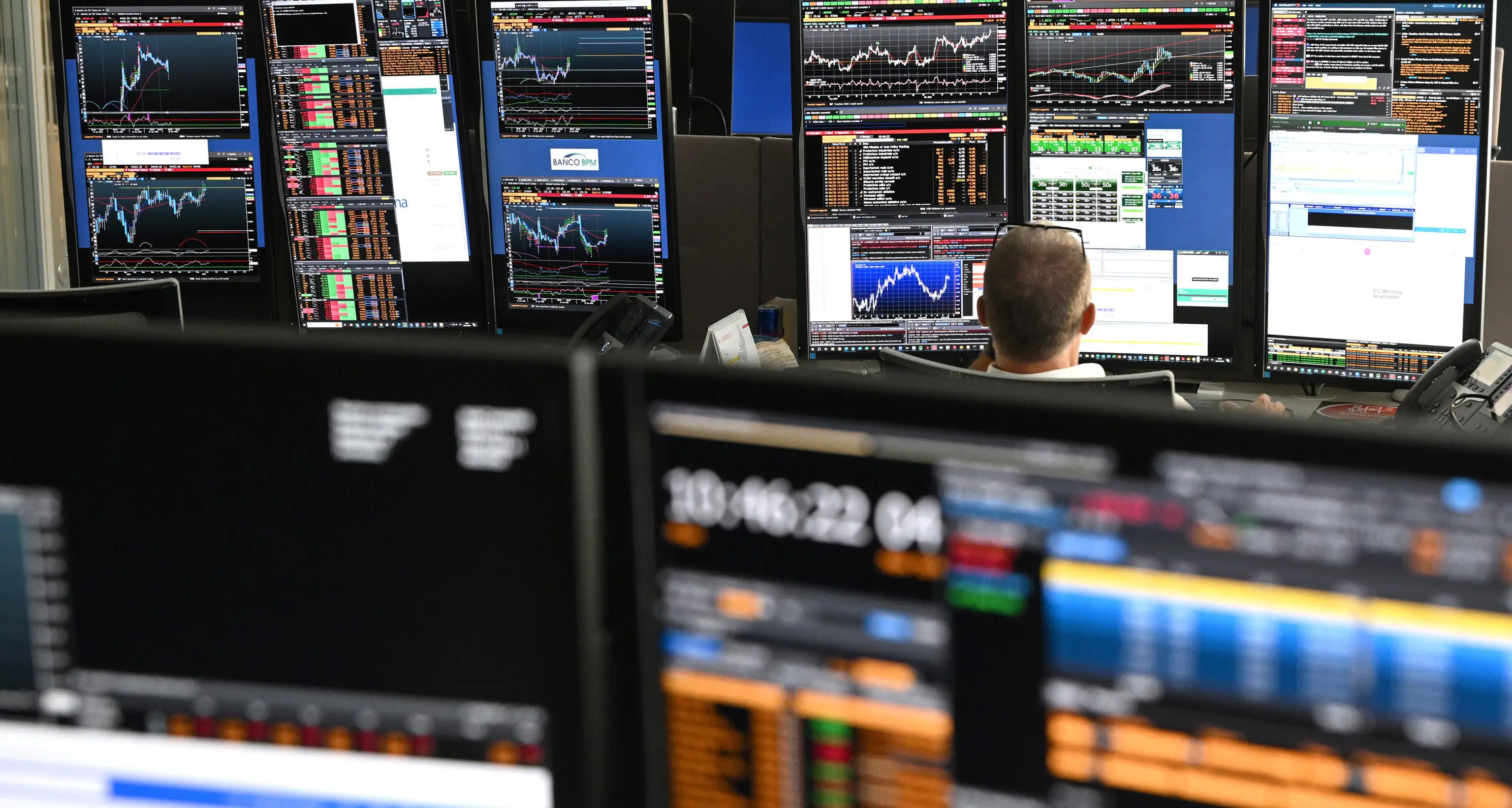 Borsa: l'Europa chiude positiva, Francoforte +0,69%