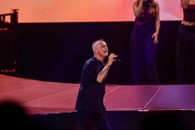 Eros Ramazzotti operato alle corde vocali, "sto bene, ma devo riposare. Stop al tour"