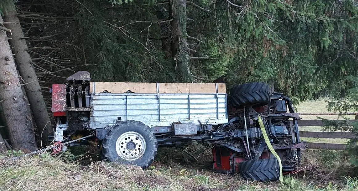 Pennes, tenta di fermare il trattore ma resta schiacciato sotto la cabina