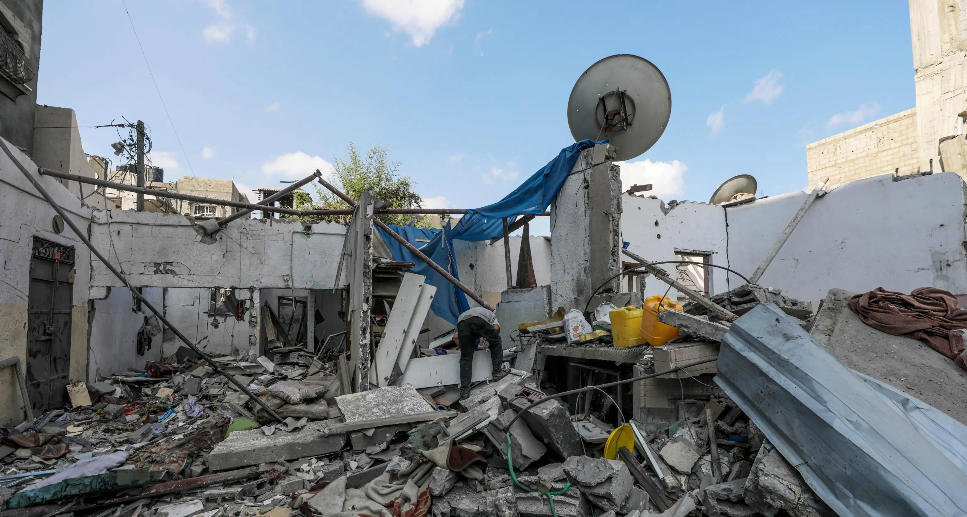 Gaza, media: 14 morti in raid notturni di Israele sulla Striscia