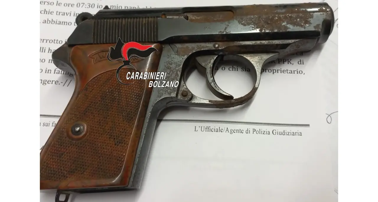 Caldaro, ristrutturano il solaio e trovano una pistola tedesca della Wermacht
