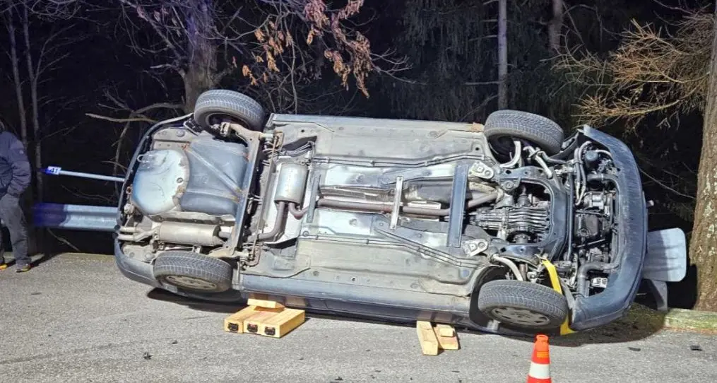 San Leonardo in Passiria, scontro sulla strada del Passo Giovo: auto si ribalta
