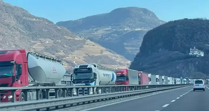 Il Brennero verso il blocco: da lì passa il triplo dei tir rispetto all'intera Svizzera