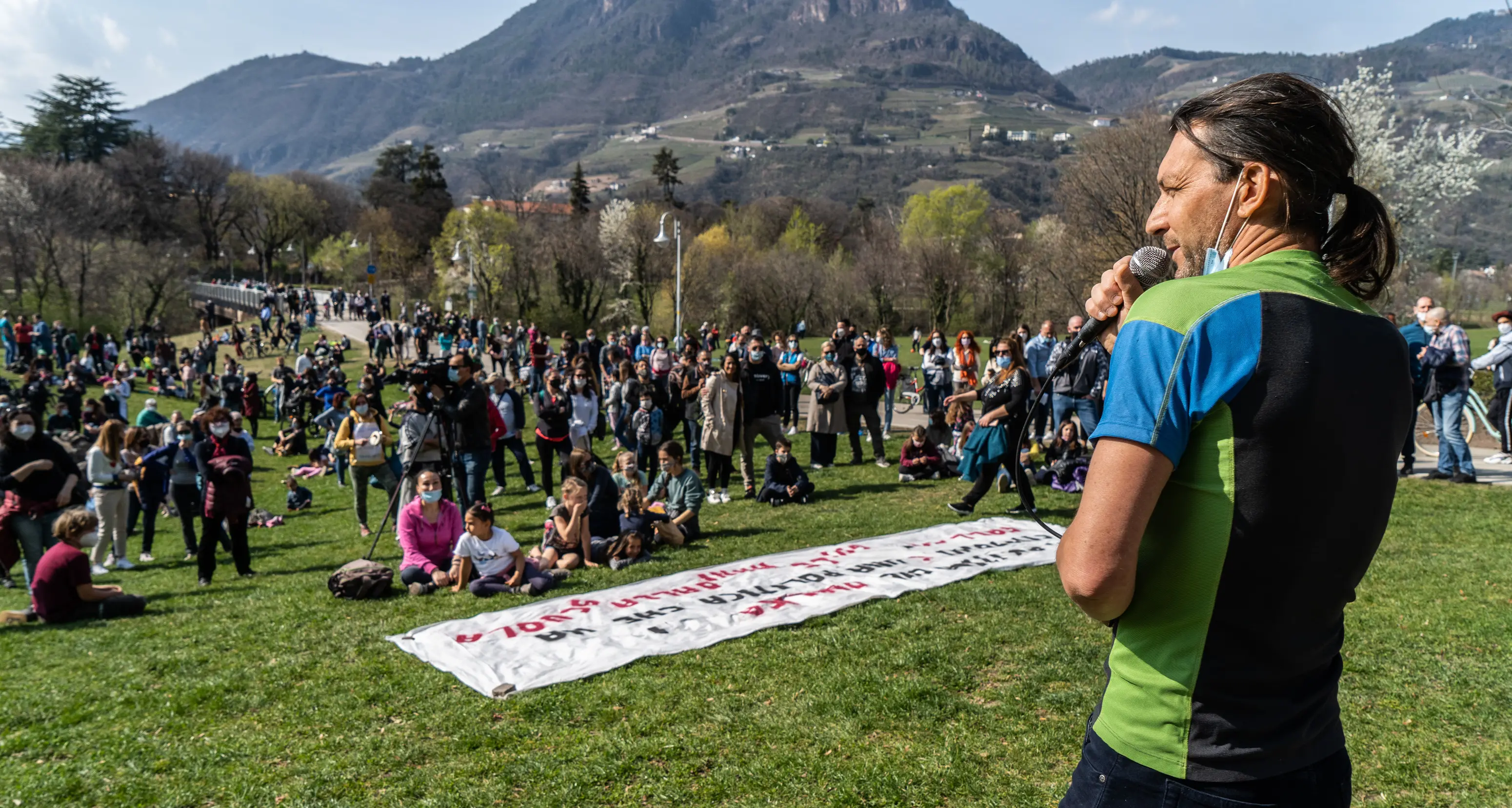 “Basta Dad, basta tamponi”: in centinaia ieri a Bolzano